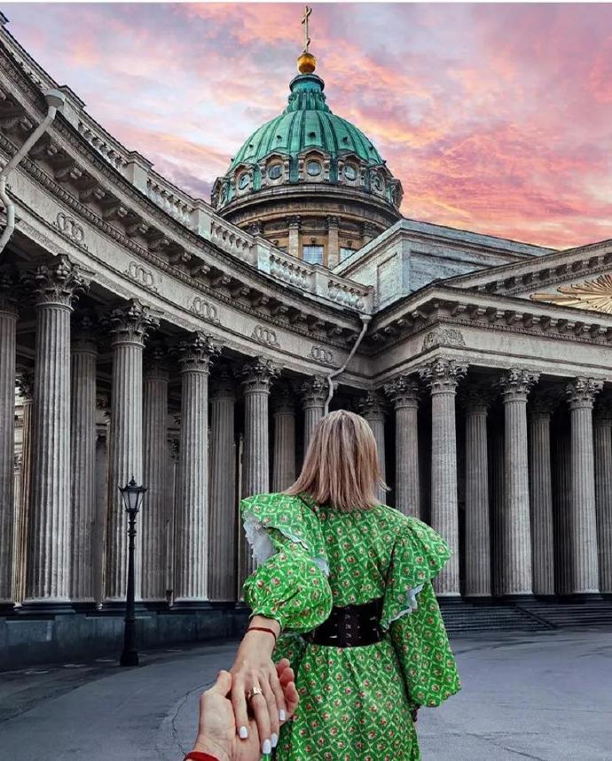 俄罗斯情侣牵手环游世界，摄影作品《跟着我》走红